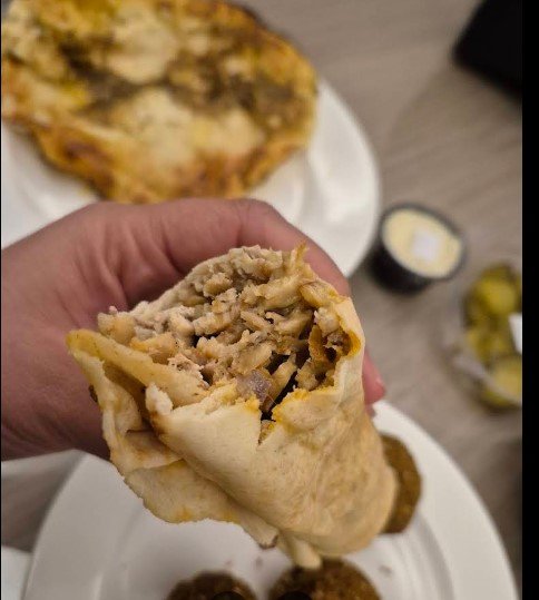 يتخصص مطعم ماما نورة في تقديم مأكولات الشرق الأوسط، مع تركيز خاص على الأطباق السعودية والشامية المحببة. تشتهر مطاعم الرياض عموماً بالتنوع الكبير في عروضها، ويأتي مطعم ماما نورة في مقدمة المطاعم التي تقدم نكهات تقليدية بأسلوب عصري. 