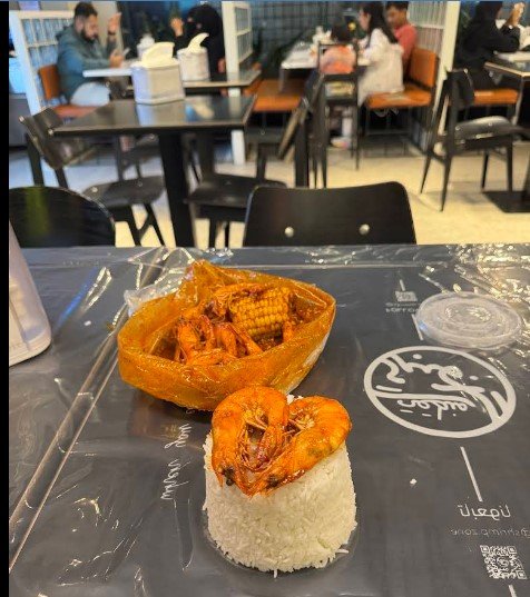 دّ مطعم مطعم منطقة الجمبري أو “شرمب زون” من المطاعم المتخصصة في المأكولات البحرية بشكل عام، حيث يُقدّم أطباق جمبري متعددة مع خيارات تتبيل مختلفة.