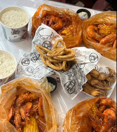 مطعم مطعم منطقة الجمبري أو “شرمب زون” من المطاعم المتخصصة في المأكولات البحرية بشكل عام، حيث يُقدّم أطباق جمبري متعددة مع خيارات تتبيل مختلفة.