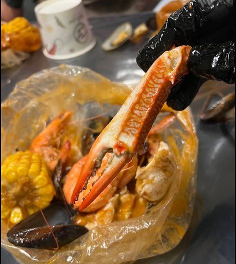 دّ مطعم مطعم منطقة الجمبري أو “شرمب زون” من المطاعم المتخصصة في المأكولات البحرية بشكل عام، حيث يُقدّم أطباق جمبري متعددة مع خيارات تتبيل مختلفة.