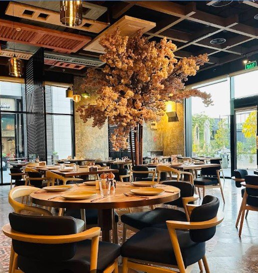 المطعم يتميز بأجوائه الشرقية الجميلة والهادئة، مع جلسات خارجية مريحة تضيف طابعًا راقيًا للمكان