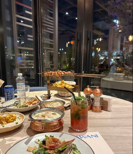  مطعم أواني الرياض يجسد تجربة طعام فريدة تدمج بين الأصالة والتجديد. سواء كنت تبحث عن نكهة شرق أوسطية تقليدية