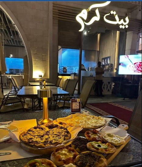  يقدم تجربة فريدة لمحبي المأكولات اللبنانية الأصيلة، مع منيو متنوع يغطي الشوربات، السلطات، المقبلات، المشاوي، المعجنات، الفتة، المناقيش، الشاورما والبرجر. 