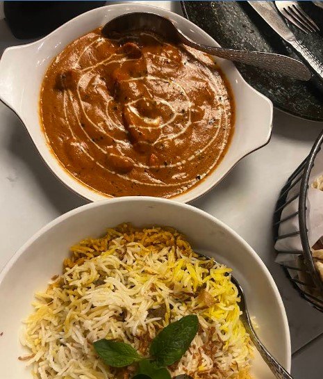 مطعم بيراديز الهندي ، طبق ارز وحساء يتميز المطعم بتقديم أطباق هندية تقليدية بنكهات متوازنة تجمع بين الغني والحار والعطري