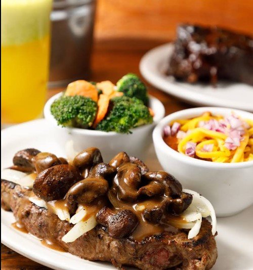 يتميز مطعم تكساس رودهاوس بتقديم الستيك والأضلع الطرية المشوية على اللهب مع صلصة الباربكيو الخاصة، والأطباق الجانبية المحضرة بالكامل داخل المطعم باستخدام مكونات طازجة مختارة بعناية،