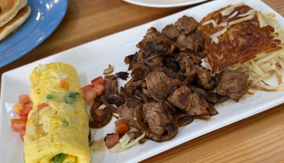 مطعم أيهوب جدة خيارًا ممتازًا لتجربة إفطار ممتعة أو وجبات خفيفة مع العائلة والأصدقاء. يقدم المطعم أطباق متنوعة، خدمة عالية الجودة