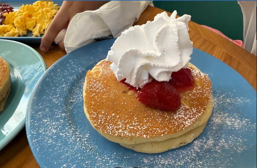 مطعم أيهوب جدة خيارًا ممتازًا لتجربة إفطار ممتعة أو وجبات خفيفة مع العائلة والأصدقاء. يقدم المطعم أطباق متنوعة، خدمة عالية الجودة