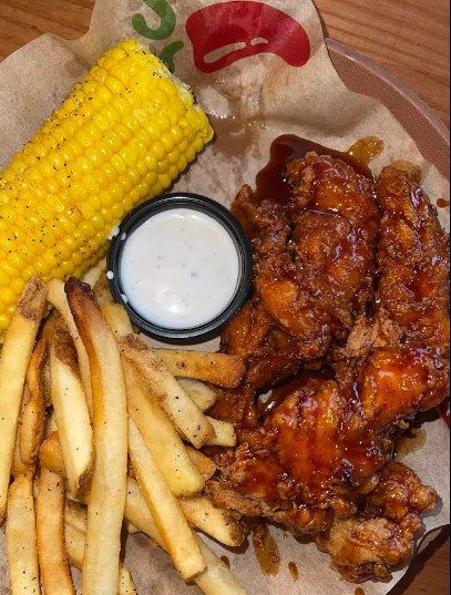  شيليز يمثل تجربة متكاملة لعشّاق المطبخ الأمريكي والمكسيكي. يجمع المطعم بين تنوع الأطباق وجودة التحضير