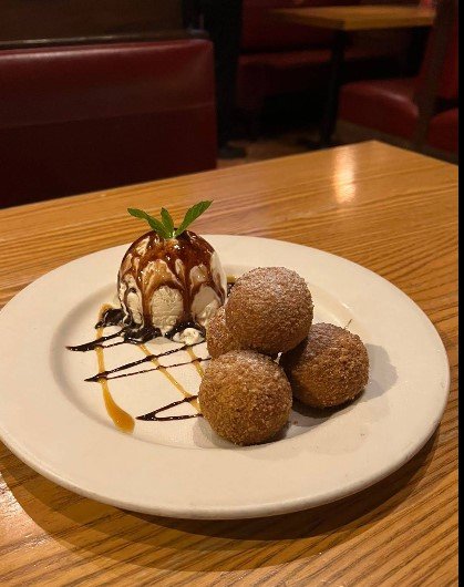  شيليز يمثل تجربة متكاملة لعشّاق المطبخ الأمريكي والمكسيكي. يجمع المطعم بين تنوع الأطباق وجودة التحضير