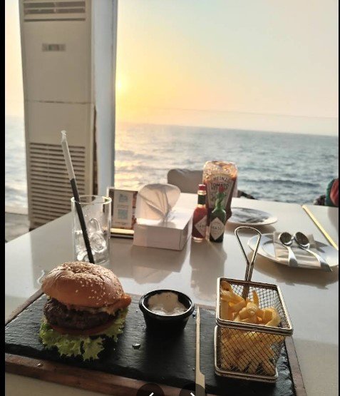 صور بلو اوشن تعكس جمال الموقع والتصميم. الإطلالة على البحر، الجلسات الخارجية، وتصميم المكان كلها عناصر تظهر بوضوح في الصور.