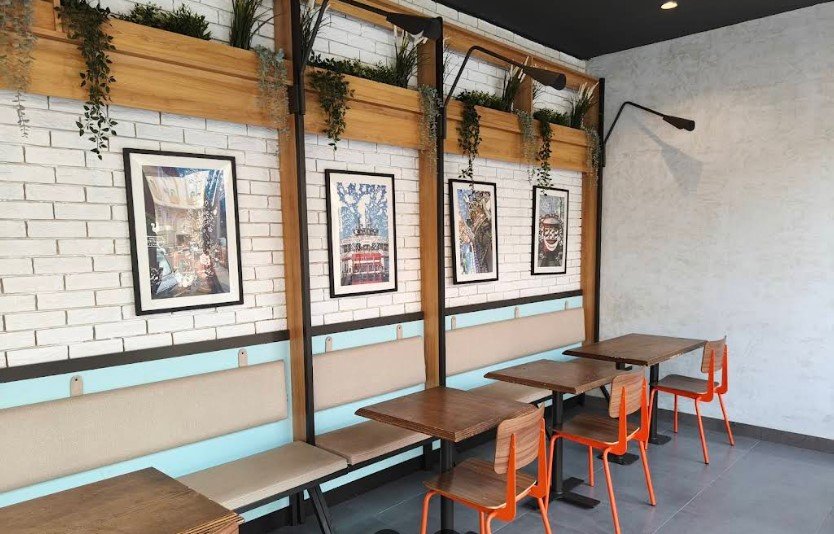 بعض من جلسات مطعم بوبايز ،علامة معروفة في عالم مطاعم الدجاج