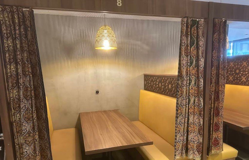 تتوفر صور دار كركم لتوضيح الأجواء الداخلية، جلسات العوائل، وتصاميم المطعم المريحة